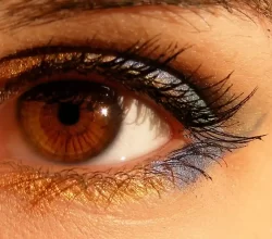 Come truccare gli occhi marroni a 50 anni