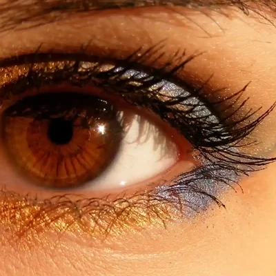 Come truccare gli occhi marroni a 50 anni